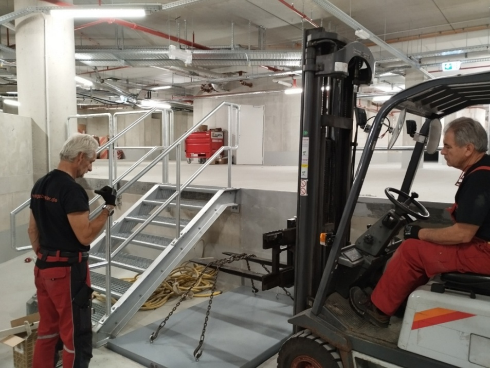 Handwerker bei der Installation